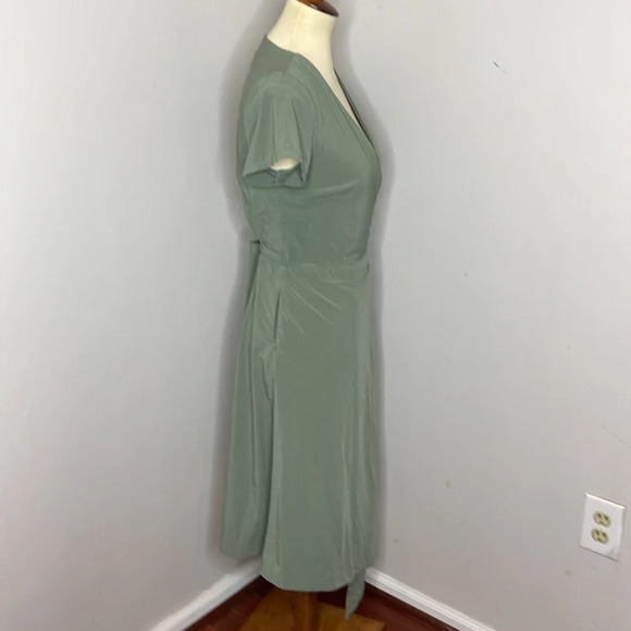 Elegant Green Wrap Dress - Picture 7 of 12